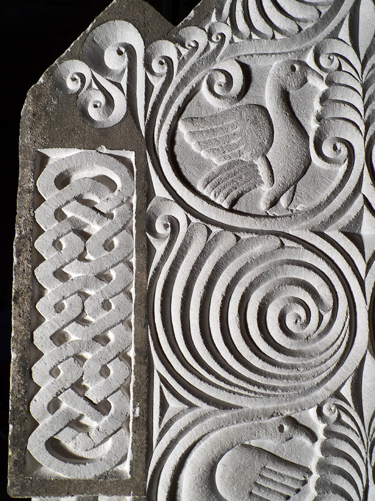 Entrelacs en relief et détails de motifs floraux gravés et d'oiseaux en bas-relief sur le côté d'un pupître à icônes